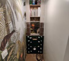 Papier peint &agrave; gauche, enduit et peinture &agrave; droite, installation du panneau sur le b&acirc;ti support