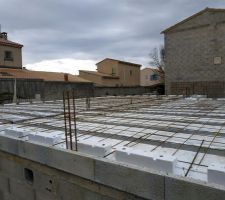 Finitions du plancher avant coulage de la dalle., rupteur de pont thermique et planelles béton. Ferraillage.