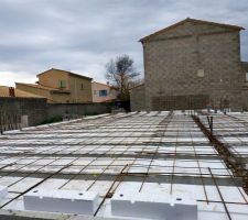 Finitions du plancher avant coulage de la dalle., rupteur de pont thermique et planelles béton. Ferraillage.
