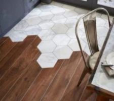 Idée mélange carrelage salle d'eau hexagonal et carrelage effet parquet chambre parentale