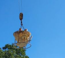 Pour avoir le temps de faire les travaux, il faut garder les enfants.
Ici, ils ne vont pas me gêner, je sais où ils sont, ils ne feront pas de bêtises et ne bougeront pas.
(bon ok je ne les mets pas là dedans habituellement, c'était juste une fois, et ça a duré le temps de la photo).