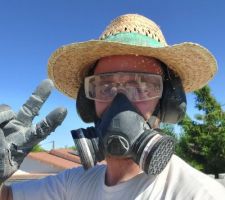 Quand on bosse à la meuleuse, on n'oublie pas les EPI : lunettes de protection, casque antibruit, masque pour les poussières et chapeau pour le soleil ! Il fait chaud et ça cogne !