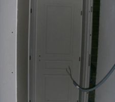 Gaines électriques, cloisons et portes intérieures posées......
Portes au 1er étage....