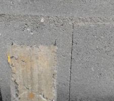 Raidisseur vertical du rez-de-chauss&eacute;e 1.