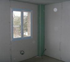 Gaines électriques, cloisons et portes intérieures posées......
Chambre côté jardin...