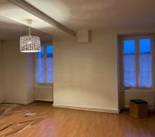 Salon qui deviendra future chambre et salle de bain. État avant travaux