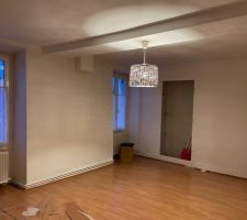 Salon qui deviendra future chambre et salle de bain. État avant travaux
