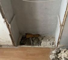 Salon qui deviendra future chambre et salle de bain. Decroutement des murs. Amplacement évacuation des futures wc