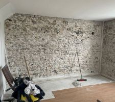 Salon qui deviendra future chambre et salle de bain. Decroutement des murs.