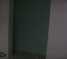 Gaines électriques, cloisons et portes intérieures posées......
Intérieur d'une chambre....