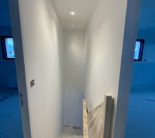 Cage d?escalier 1ere couche de peinture mur et plafond terminé