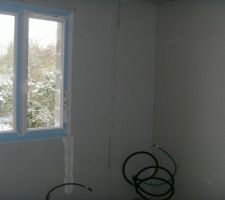 Gaines électriques, cloisons et portes intérieures posées......
Chambre côté jardin...
