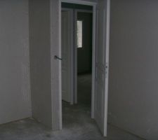 Gaines électriques, cloisons et portes intérieures posées......
Les portes sur le palier du 1er étage...