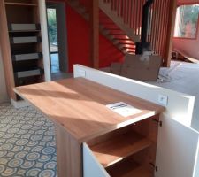 Vue de la cuisine avec escalier et poêle