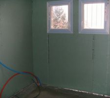 Gaines électriques, cloisons et portes intérieures posées......
Salle de bains...