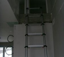 Gaines électriques, cloisons et portes intérieures posées......
Accès au 1er étage..... manque encore l'escalier en bois exotique (à venir...)