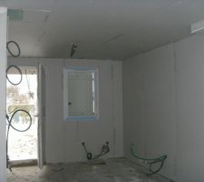 Gaines électriques, cloisons et portes intérieures posées......
Porte d'entrée et pièce à vivre......