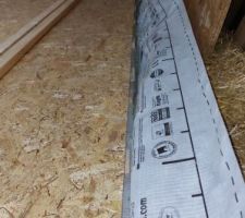 Pose des premiers panneaux OSB 18 mm viss&eacute;s sur lambourdes : le premier rang, align&eacute; sur le mur est