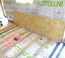 Premier panneau OSB 12 mm sur le pignon ouest