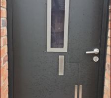Porte d'entrée après placement du hublot.
À l'origine, la porte ne disposait pas de source de lumière soit disant pour respecter la norme d'isolation BBC 2012.