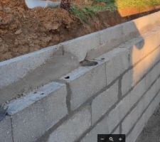 Bande d'arase &eacute;tanche tout autour sauf ici...