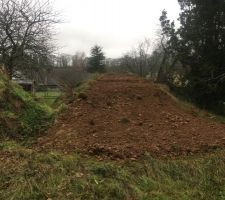 Cote jardin: Chantier toujours en cours....le terrassier ne donne pas signe de vie depuis plus trois mois, et bien sur aucun autre professionnel ne veut reprendre le chantier....