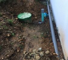 Cote rue: Chantier toujours en cours....le terrassier ne donne pas signe de vie depuis plus trois mois, et bien sur aucun autre professionnel ne veut reprendre le chantier....