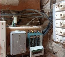 L'ancienne installation d'électricité, mais qui alimente toujours le tableau. Ça fait peur