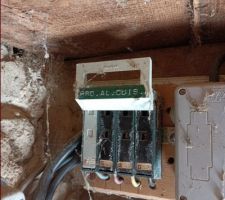 L'ancienne installation d'électricité, mais qui alimente toujours le tableau. Ça fait peur vraiment