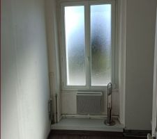 Le parquet collé du 1er étage, dans la salle de bains. Pas changé après le dégat des eaux, on va s'en occuper