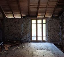 Les combles du garage côté jardin. Là on va remplacer la fenêtre qui mérite sa retraite, par 2 fenêtres PVC en 120 (qu'on récupère ailleurs dans la maison en les remplaçant par des porte-fenêtres). Un beau panorama sur le jardin depuis le grand canapé.