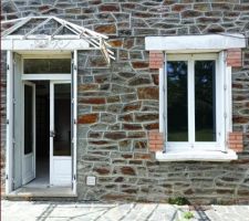 L'abri de jardin, avec entre lui et la maison, l'ancienne grange (partagée avec le voisin et séparée par un mur en pierre), qui est désormais un garage et au-dessus des "combles" qui seront l'extension de salon