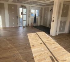 Carrelage imitation parquet pour la pi&egrave;ce de vie et ardoise dans la cuisine