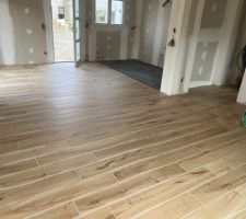 Carrelage imitation parquet pour la pi&egrave;ce de vie et ardoise dans la cuisine