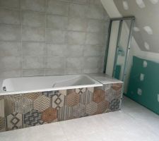 Faïence salle de bain étage. Déco sur le tablier de la baignoire