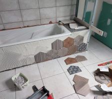 Fa&iuml;ence salle de bain &eacute;tage. D&eacute;co sur le tablier de la baignoire