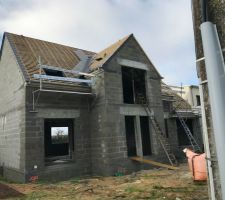 Le proverbe "un fois n'est pas coutume" n'est pas vrais pour MP puis qu'ils ont oublier le conduit cheminée. heuresement que quelqu'un suive le chantier lol