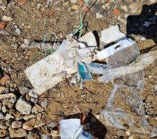 Déchets ramassés sur le terrain, dont des "trucs" non générés par le chantier, probalement ramenés avec la grave (tortillon de plastique)