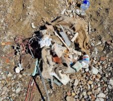 Déchets ramassés sur le terrain, dont des "trucs" non générés par le chantier, probalement ramenés avec la grave