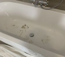 Boue et sable dans la baignoire, car le peintre est rentré chaussé dans la baignoire pour peindre le plafond...