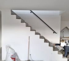 Escalier: rajout de béton lors de la pose du carrelage. Du coup l'escalier dépasse du mur. Le côté de l'escalier n'a pas pu être bien rattrapé par le peintre, donc la finition est bof