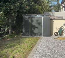 Nouveau cliché de la cabane qui sera bien utile pour ranger plein de choses à l'abri