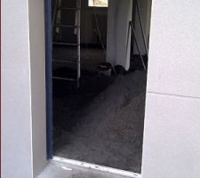 Le sable est en cours d'&eacute;talage dans le salon/sam.