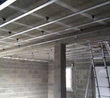 Les rails de fixation du plafond