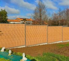 Installation clôture rigide avec soubassement et lames composites