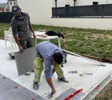 Les lourdes dalles sont posées sur tout le tour de la maison