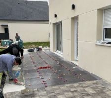 Et voilà la façade avant, on devra trouver des grilles circulaires en plastique pour reboucher les aérations du vide sanitaire sur le sol