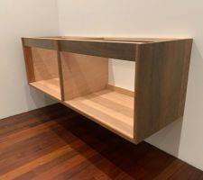 Le meuble est assemblé et installé, il va maintenant falloir faire la façade, installer les tiroirs et appliquer la finition.