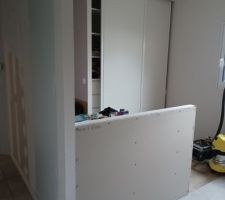 Vue du couloir sur futur coin bureau dans la pièce de l'escalier