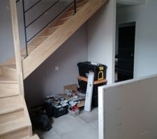 Vue sur passage escalier du futur coin bureau